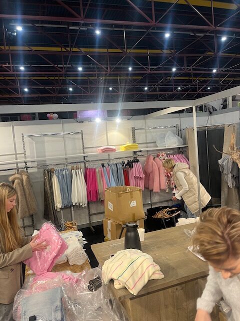Dochter helpt bij Inuz stand op Vrouwbeurs