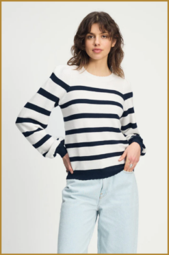 Model draagt de blauw-wit gestreepte Lucy pullover van POM Amsterdam – comfortabel en stijlvol voor voorjaar en zomer