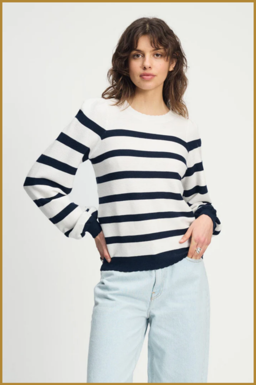 Model draagt de blauw-wit gestreepte Lucy pullover van POM Amsterdam – comfortabel en stijlvol voor voorjaar en zomer