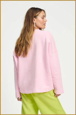 Alternative view of POM - weater rose -POM250063