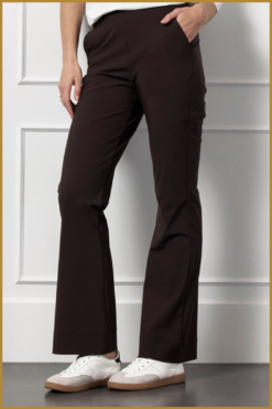 studio anneloes Flair bonded trousers espresso – wide fit travelbroek in espresso bruin
