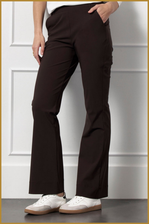 studio anneloes Flair bonded trousers espresso – wide fit travelbroek in espresso bruin