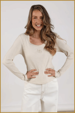 Nukus Lilia top LS Rib wit – ribgebreide dames top met ronde hals