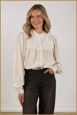 Nukus Blouse Julia Off White – romantische dames blouse